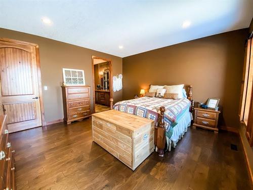 6806 Meadow View Drive, Stettler, AB - Indoor Photo Showing Bedroom