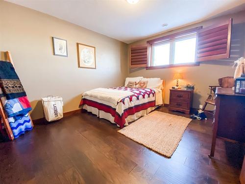 6806 Meadow View Drive, Stettler, AB - Indoor Photo Showing Bedroom