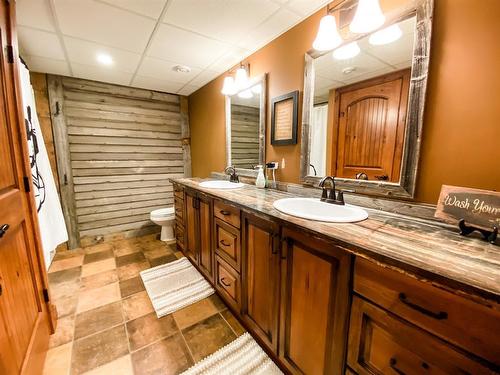 6806 Meadow View Drive, Stettler, AB - Indoor Photo Showing Bathroom