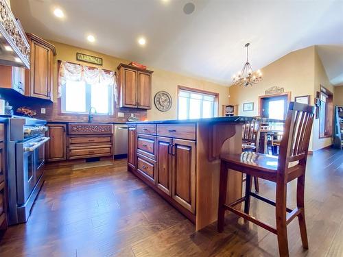 6806 Meadow View Drive, Stettler, AB - Indoor Photo Showing Kitchen