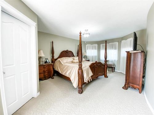 5205 59 Street Close, Stettler, AB - Indoor Photo Showing Bedroom