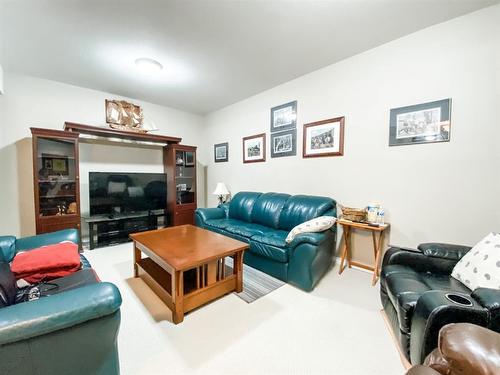 5205 59 Street Close, Stettler, AB - Indoor Photo Showing Living Room