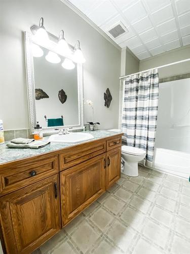 5205 59 Street Close, Stettler, AB - Indoor Photo Showing Bathroom