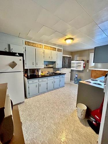 4901 50 Street, Hardisty, AB - Indoor Photo Showing Kitchen