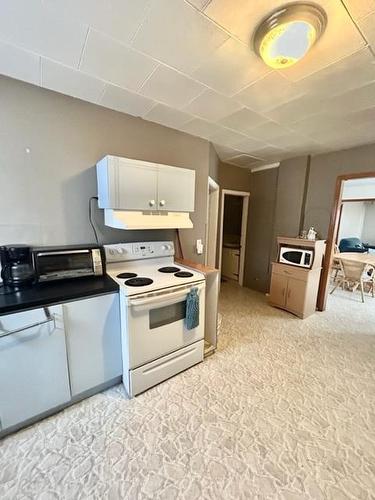 4901 50 Street, Hardisty, AB - Indoor Photo Showing Kitchen