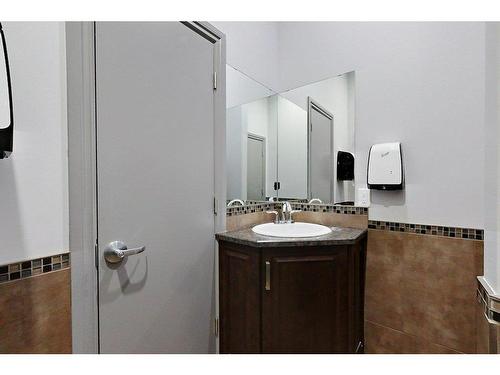 270-5002 55 Street, Red Deer, AB - Indoor Photo Showing Bathroom