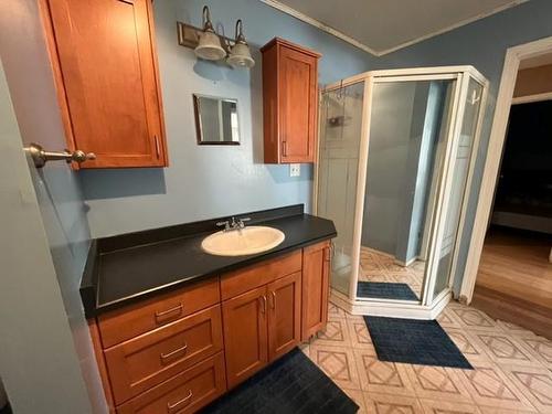 4923 49 Street, Hardisty, AB - Indoor Photo Showing Bathroom
