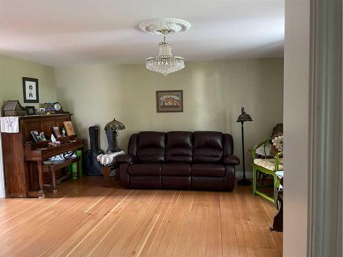 5104 47 Avenue, Forestburg, AB - Indoor Photo Showing Living Room