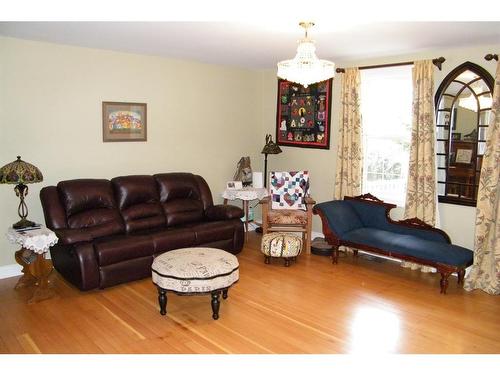 5104 47 Avenue, Forestburg, AB - Indoor Photo Showing Living Room