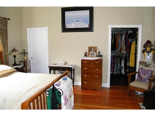 5104 47 Avenue, Forestburg, AB - Indoor Photo Showing Bedroom