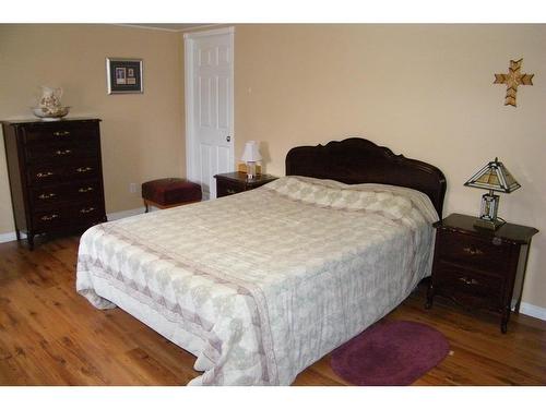 5104 47 Avenue, Forestburg, AB - Indoor Photo Showing Bedroom
