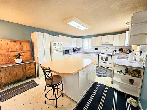 2718 Jackson Street, Wabasca, AB - Indoor Photo Showing Kitchen