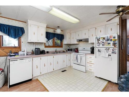 7 Bluejay Crescent, Sedgewick, AB - Indoor Photo Showing Kitchen With Double Sink