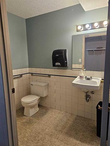 5346 50Th Avenue, Lacombe, AB - Indoor Photo Showing Bathroom