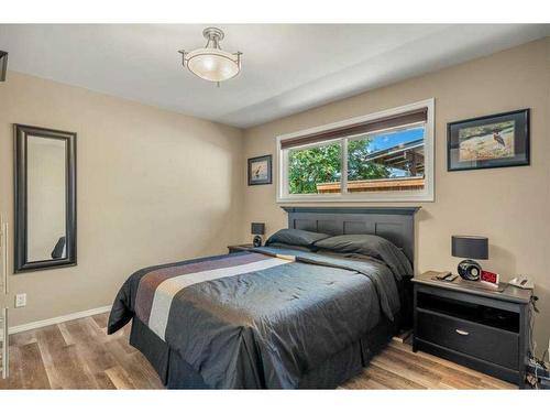 2439 41 Street Se, Calgary, AB - Indoor Photo Showing Bedroom