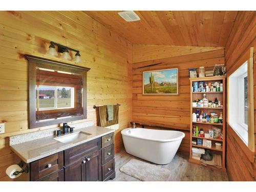 18 West Country Boulevard, Rural Clearwater County, AB - Indoor Photo Showing Bathroom