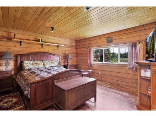 18 West Country Boulevard, Rural Clearwater County, AB - Indoor Photo Showing Bedroom