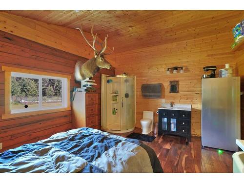 18 West Country Boulevard, Rural Clearwater County, AB - Indoor Photo Showing Bedroom