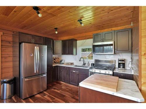 18 West Country Boulevard, Rural Clearwater County, AB - Indoor Photo Showing Kitchen