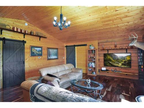 18 West Country Boulevard, Rural Clearwater County, AB - Indoor Photo Showing Living Room