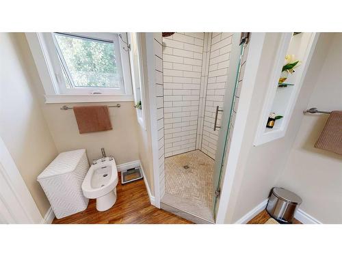 5218 57 Street, Stettler, AB - Indoor Photo Showing Bathroom