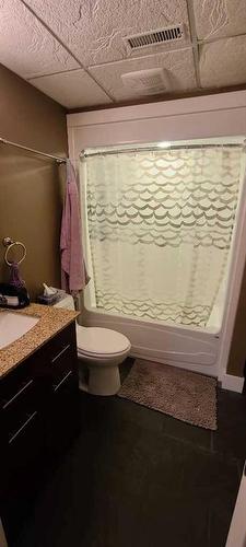 4821 48 Street, Hardisty, AB - Indoor Photo Showing Bathroom