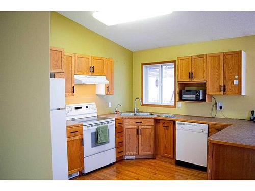 145-37411 Waskasoo Avenue, Rural Red Deer County, AB - Indoor Photo Showing Kitchen