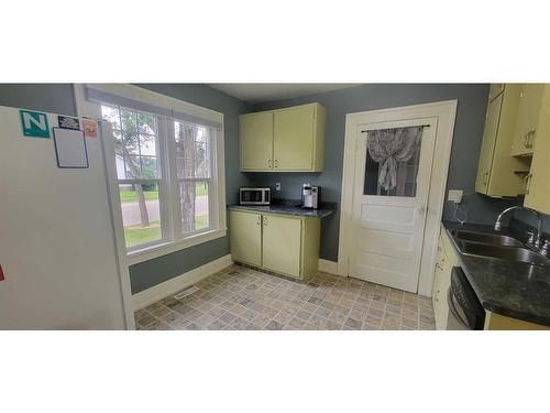 5015 47 Avenue, Forestburg, AB - Indoor Photo Showing Kitchen With Double Sink