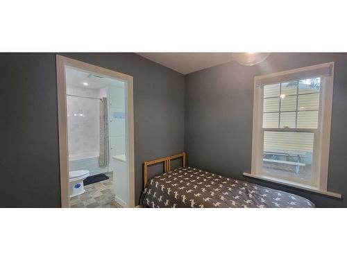 5015 47 Avenue, Forestburg, AB - Indoor Photo Showing Bedroom