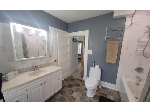 5015 47 Avenue, Forestburg, AB - Indoor Photo Showing Bathroom