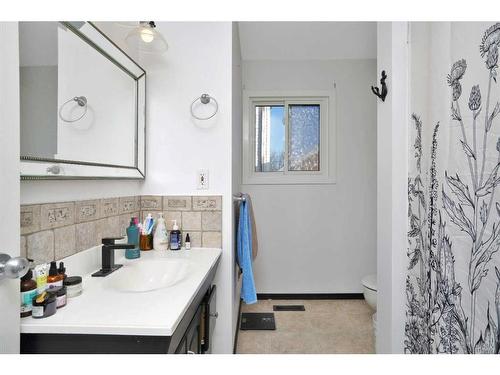 5115 48 Avenue, Sylvan Lake, AB - Indoor Photo Showing Bathroom