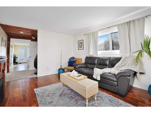 5115 48 Avenue, Sylvan Lake, AB - Indoor Photo Showing Living Room