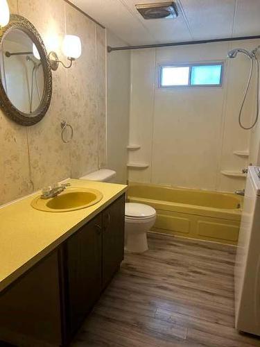 4912 47 Street, Hardisty, AB - Indoor Photo Showing Bathroom
