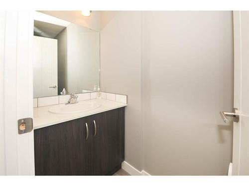 1-27-4801 Parkwood Road, Blackfalds, AB - Indoor Photo Showing Bathroom