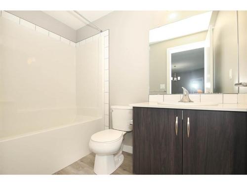 1-27-4801 Parkwood Road, Blackfalds, AB - Indoor Photo Showing Bathroom