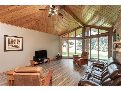 425023 Rr 223, Rural Ponoka County, AB - Indoor Photo Showing Living Room