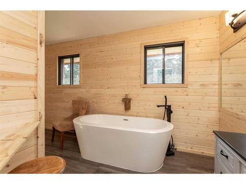 425023 Rr 223, Rural Ponoka County, AB - Indoor Photo Showing Bathroom