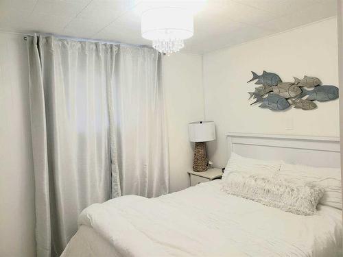 753 Elk Street, Sunbreaker Cove, AB - Indoor Photo Showing Bedroom
