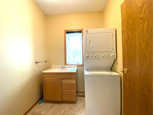 29 Bayview Street, Rochon Sands, AB - Indoor Photo Showing Laundry Room