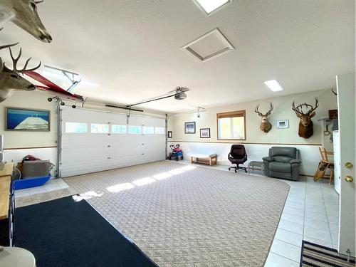 29 Bayview Street, Rochon Sands, AB - Indoor Photo Showing Garage