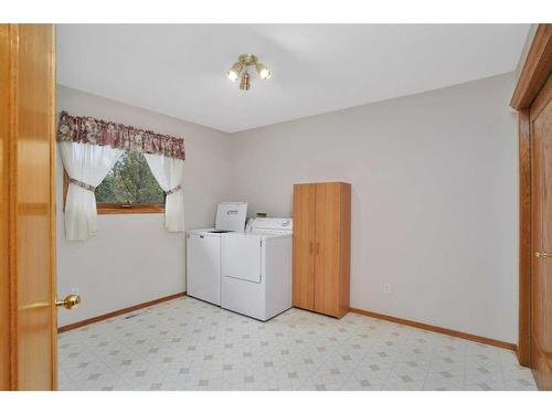 38269 Range Road 13, Rural Red Deer County, AB - Indoor Photo Showing Laundry Room