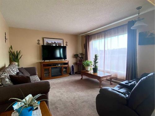 5207 49 Street, Ponoka, AB - Indoor Photo Showing Living Room