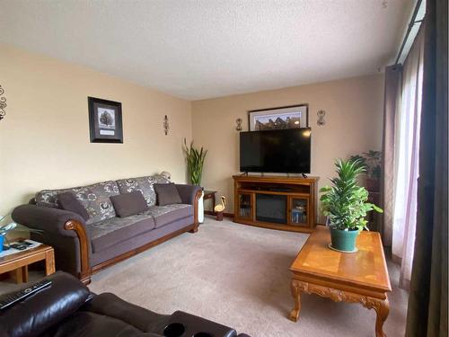 5207 49 Street, Ponoka, AB - Indoor Photo Showing Living Room