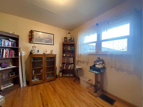 5207 49 Street, Ponoka, AB - Indoor Photo Showing Living Room