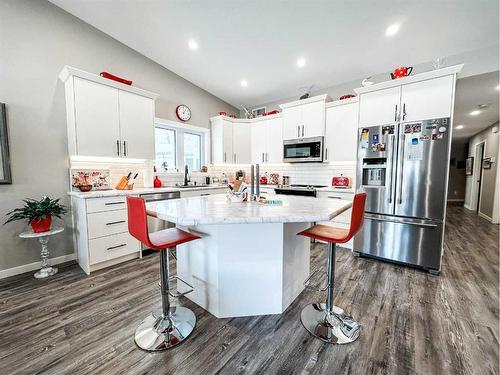 5011 C 49 Street, Stettler, AB - Indoor Photo Showing Kitchen With Upgraded Kitchen