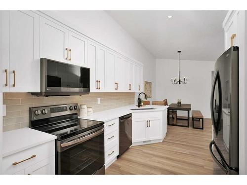 19 Ellington Crescent, Red Deer, AB - Indoor Photo Showing Kitchen