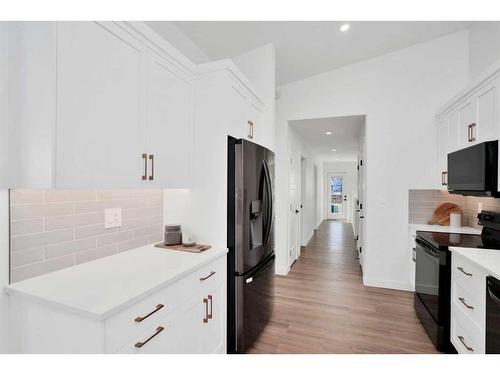 19 Ellington Crescent, Red Deer, AB - Indoor Photo Showing Kitchen With Upgraded Kitchen