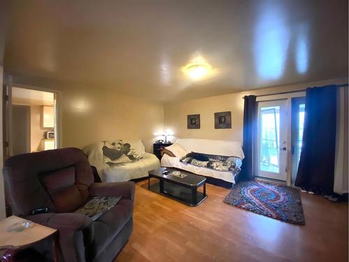 116 Alberta Ave, Bawlf, AB - Indoor Photo Showing Living Room