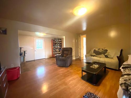 116 Alberta Ave, Bawlf, AB - Indoor Photo Showing Living Room