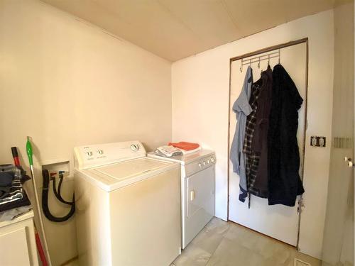 116 Alberta Ave, Bawlf, AB - Indoor Photo Showing Laundry Room